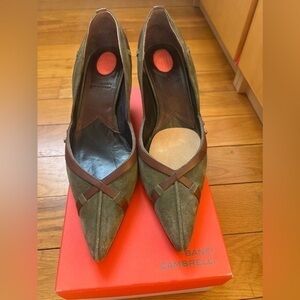 Beautiful Italian green suede pumps!